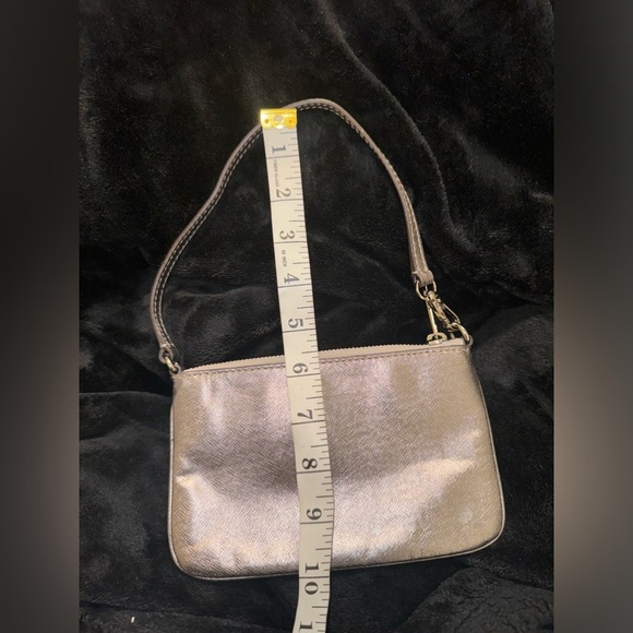 MICHAEL KORS GOLDTONED AUTHENTIC WRISTLET/PURSE Hand bag. - Picture 4 of 14